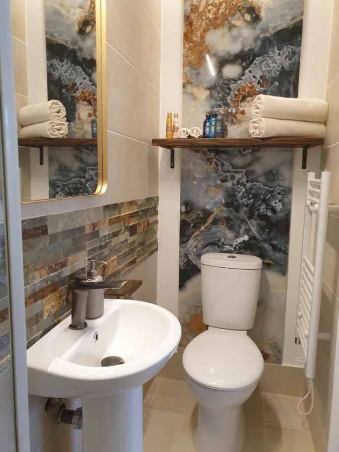 Beautiful Double En-Suite Room, Separate Entrance, Ilford, Central Line Gants Hill, Free Parking Kültér fotó