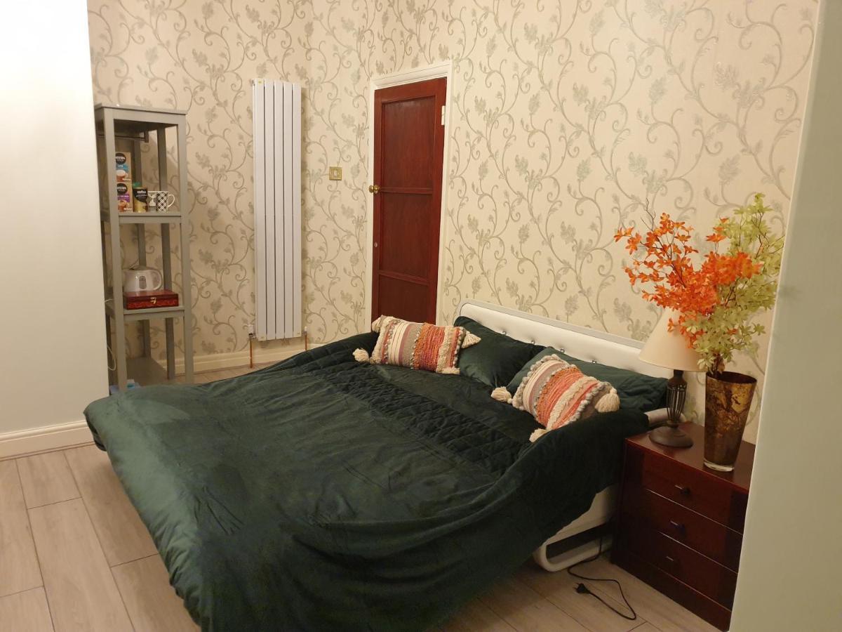 Beautiful Double En-Suite Room, Separate Entrance, Ilford, Central Line Gants Hill, Free Parking Kültér fotó