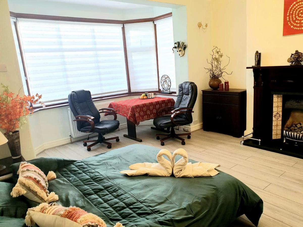 Beautiful Double En-Suite Room, Separate Entrance, Ilford, Central Line Gants Hill, Free Parking Kültér fotó
